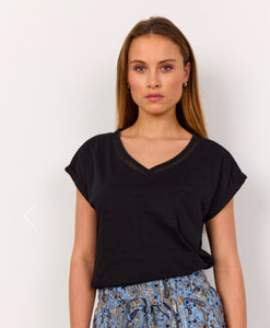 26470 Detail Neck T-Shirt