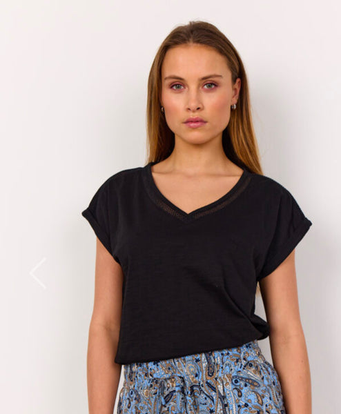26470 Detail Neck T-Shirt