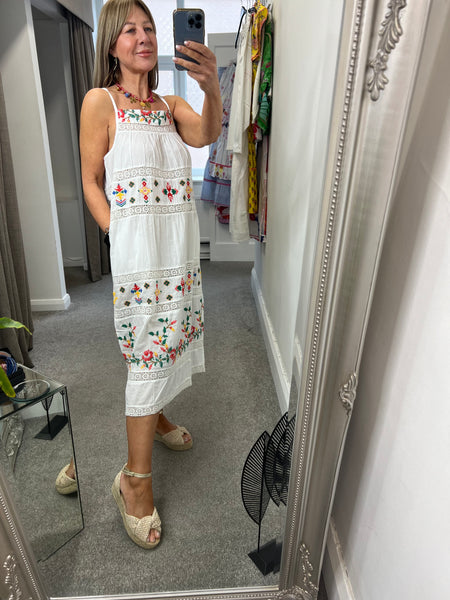 330 White Embroidery Flower Linen Dress