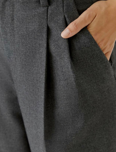 100439 Pleated Grey Flannel Trouser